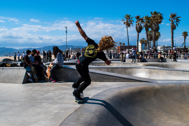 skateboarding, full length, jumping, mid-air, incidental people, leisure activity, stunt, men, 5K, skateboarder, women, large group of people, group of people