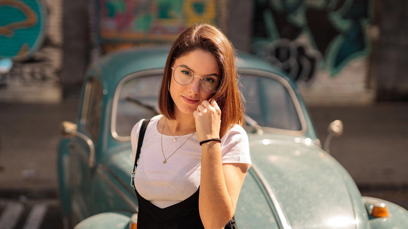 women outdoors, brunette, depth of field, sunlight, 1080P, women, bokeh, necklace, looking at viewer, Fusca, women with glasses, portrait, face, David