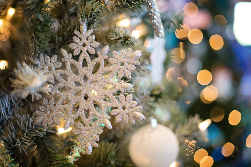 christmas ornament, plant, winter, christmas, christmas lights, photography, hanging, close, christmas tree, lens flare, illuminated, night, december, snow