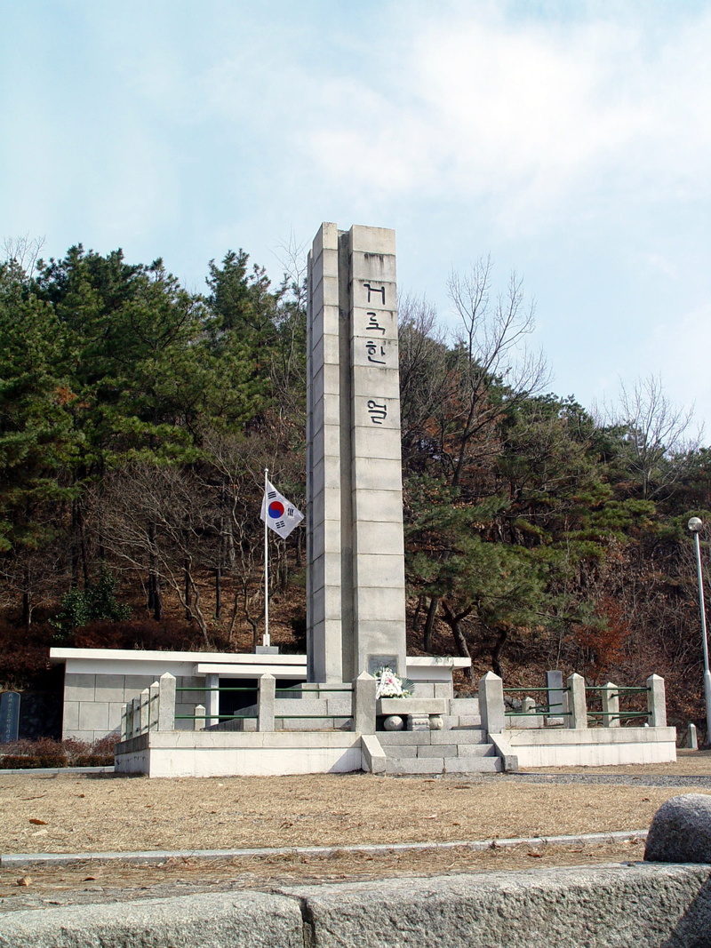 defending, plant, tombstone, korea, Jeongeup, 2K, public domain, day, text, photos, architectural column, the past, architecture, no people, cloud - sky