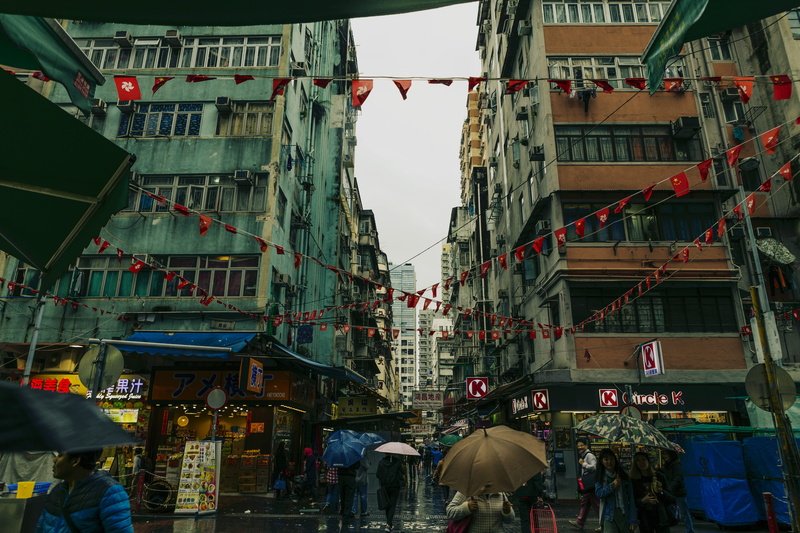 5K, day, rainy, rain, building, building exterior, large group of people, lifestyles, outdoors, street, old, architecture, crowd, matrix, gloomy, men