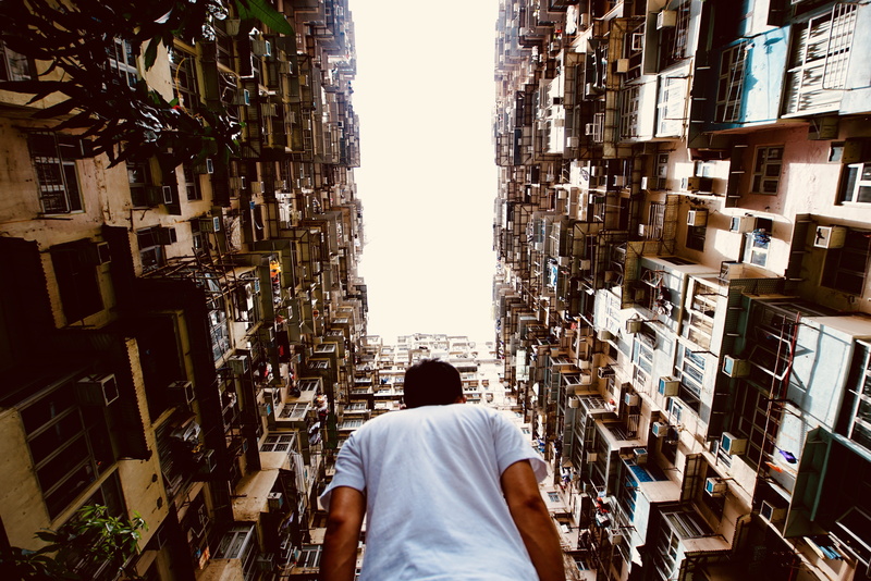 waist up, standing, city, outdoors, day, people, real people, apartment, urban, casual clothing, 5K, building exterior, lifestyles, men, leisure activity