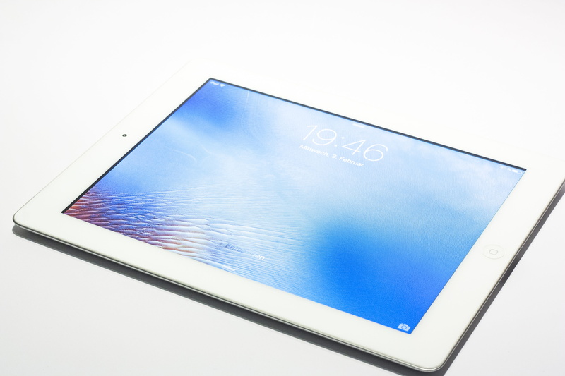 computer, close-up, Apple, white background, white color, Computer, blue, Ipad, copy space, communication, technology, Tablet, multimedia, displaying, wireless technology