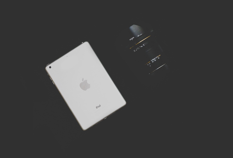 domestic room, white color, tablet, connection, 2K, black color, arts culture and entertainment, cards, dslr, copy space, single object, camera, day, photography