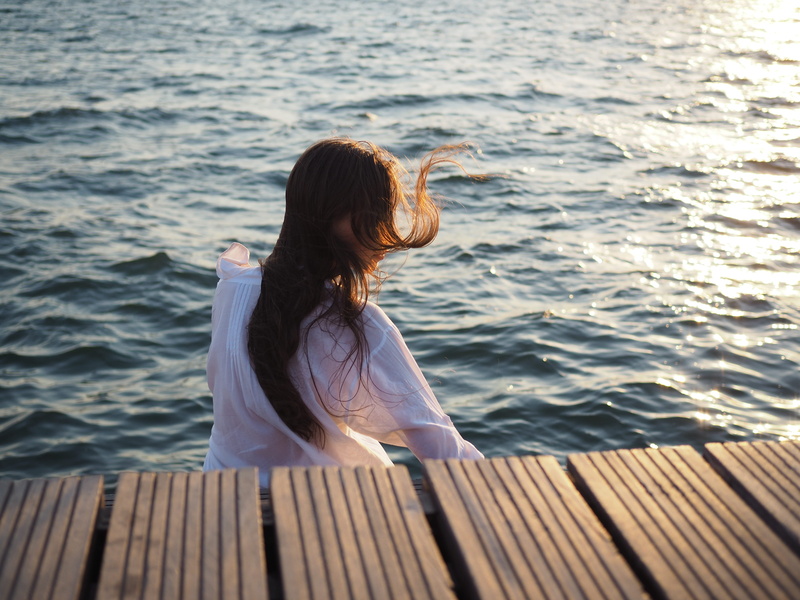 lifestyles, woman, outdoors, pier, white, long, sunlight, wind, top, 4K, retrato, sleeved, hairstyle, water, standing, girl, body, wearing, casual clothing