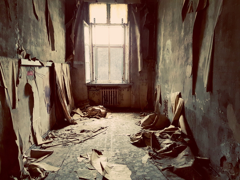 no people, floor, indoors, bad condition, room, leave, trash, day, demolished, decline, ruined, dirty, domestic room, hallway, brown, urbex, house, built structure