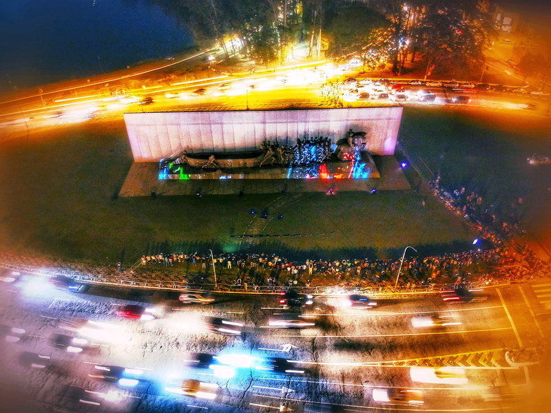 outdoors, water, building exterior, architecture, monumentoasbandeiras, light, motor vehicle, reflection, land vehicle, são paulo, high angle view, city street