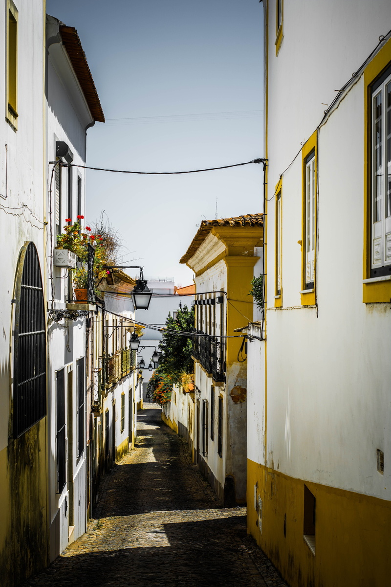 urban, long, no people, gray, building, street view, 5K, daytime, direction, house, landscape, outdoors, portugal, road, the way forward, street, alleyway