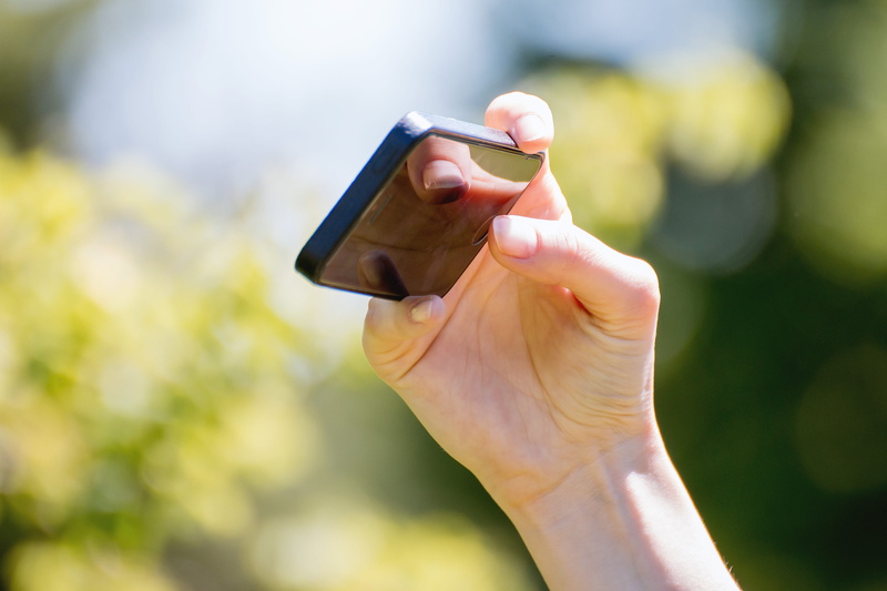 communication, 4K, close-up, human limb, shallow, wireless technology, depth, technology, one person, outdoors, field, day, smartphone, portable information device