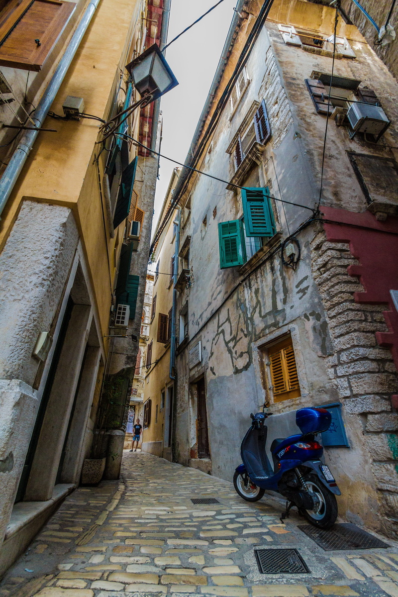 eng, direction, architecture, building exterior, day, sunset, motor scooter, streets, real people, window, 5K, wide angle, mode of transportation, land vehicle