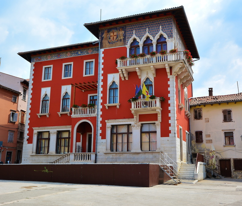 day, building exterior, architecture, 4K, house, text, cloud - sky, communication, no people, mural, istria, water, built structure, street, outdoors