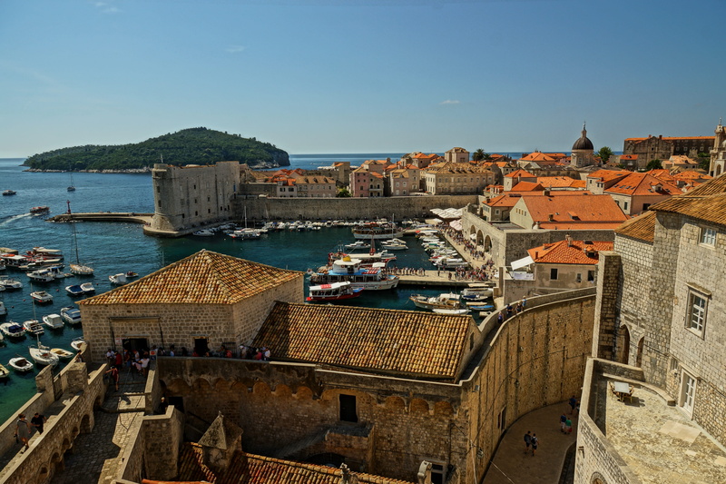 tour, sky, tourism, residential district, crowd, high angle view, cityscape, outdoors, 5K, the old town, day, roof, sea, travel, Dubrovnik, water, monument