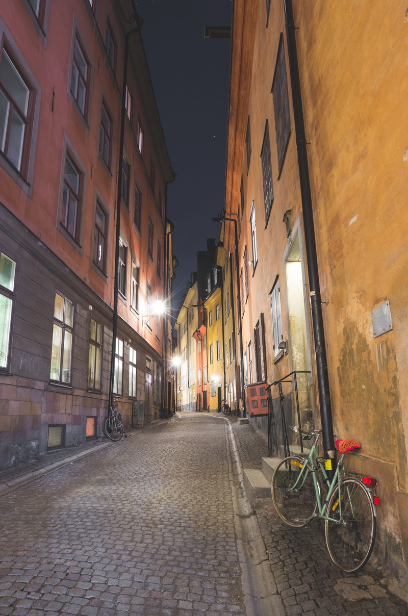 bicycle, residential district, 4K, no people, sweden, stockholm, night, building exterior, transportation, lighting equipment, cobblestone, illuminated