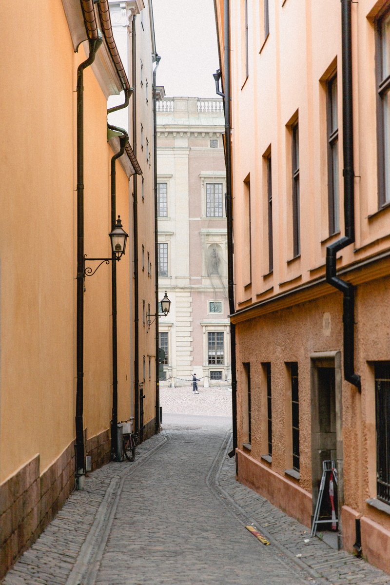 history, building exterior, buildings, residential district, houses, 5K, day, transportation, window, building, facade, built structure, city, road, alley