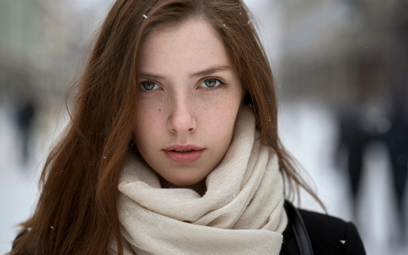 looking at camera, beautiful people, scarf, winter, face, looking at viewer, beautiful woman, hairstyle, portrait, warm clothing, headshot, beauty, women outdoors