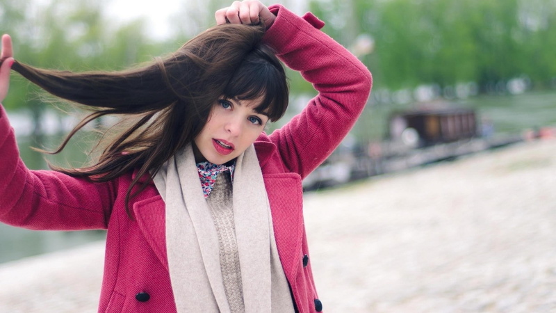 looking at viewer, young adult, women, hairstyle, leisure activity, hair, emotion, coats, open mouth, real people, focus on foreground, 1080P, women outdoors