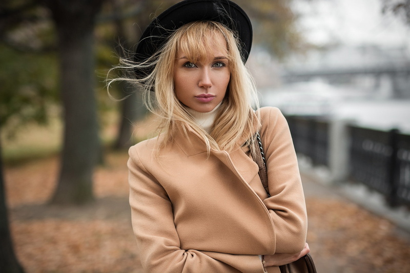 pink lipstick, women outdoors, women, trees, 1080P, women with hats, blonde, white sweater, black hat, hat, windy, coats, glamour