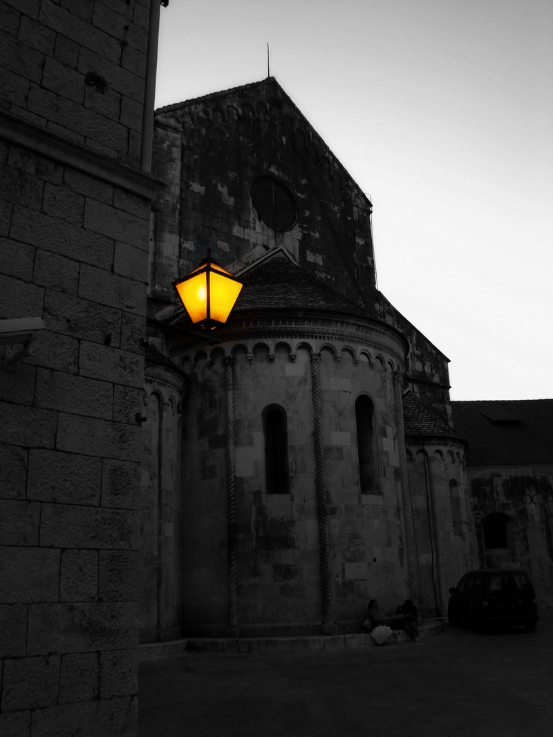 street lamp, the past, sky, building, electric lamp, architecture, lighting equipment, yellow, 2K, religion, city, no people, lamp, building exterior