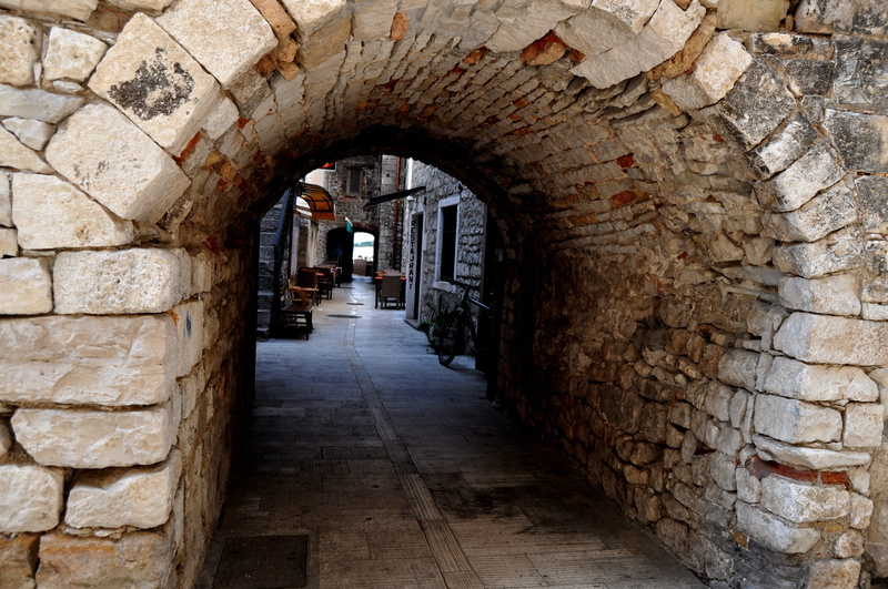 travel, mediterranean, building, architecture, brick wall, europe, tourism, wall - building feature, dalmatia, unesco, arch, stone, built structure, wall