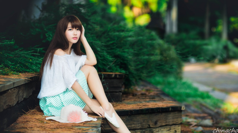 long hair, Posing, depthoffield, beautiful woman, three quarter length, leisure activity, Hair, focus on foreground, photography, Beautiful, Asian, one person