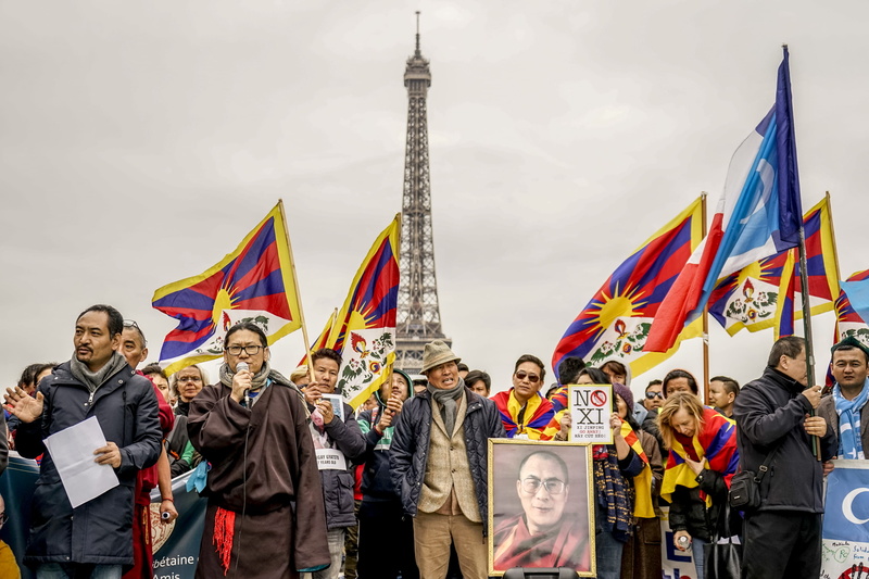 paris, person, festival, eiffel tower, parade, city, men, patriotism, lifestyles, protestor, france, outdoors, group of people, daytime, raising, protest