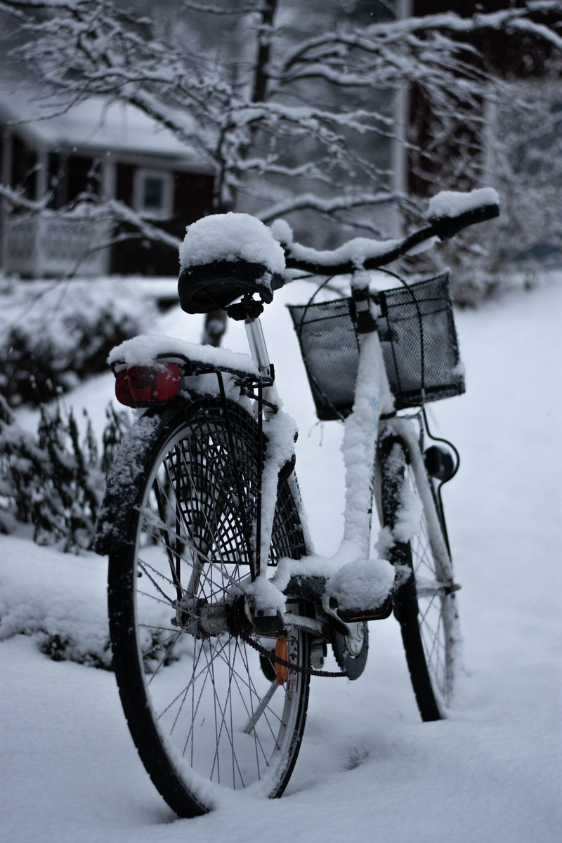 cold temperature, mountain bike, land vehicle, transportation, mode of transportation, bicycle, focus on foreground, street, stationary, ice, covered, snowing
