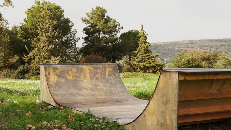 wood - material, weathered, skateboarding, growth, clear sky, green color, ramp, gear, wooden, abies, transportation, metal, 4K, spoke, green, sunlight