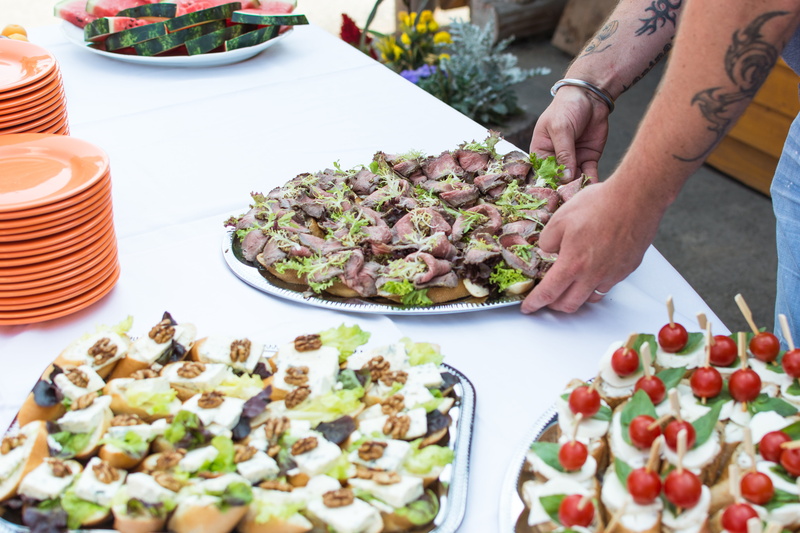 meal, savory, men, tomato, 5K, human body part, high angle view, lunch, preparation, real people, indoors, salad, lifestyles, freshness, roastbeef, holding