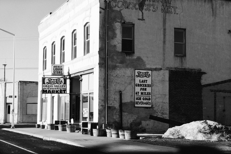 western script, black and white, empty, 5K, store, pepsi, text, information, town, sign, usa, building, architecture, no people, built structure, grocery