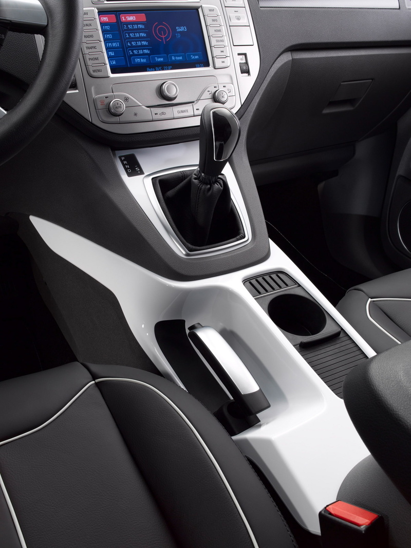 people, car, land vehicle, technology, equipment, Ford Kuga, automatic, 1080P, car interior, motor vehicle, wealth, indoors, steering wheel, sport, vehicle interior