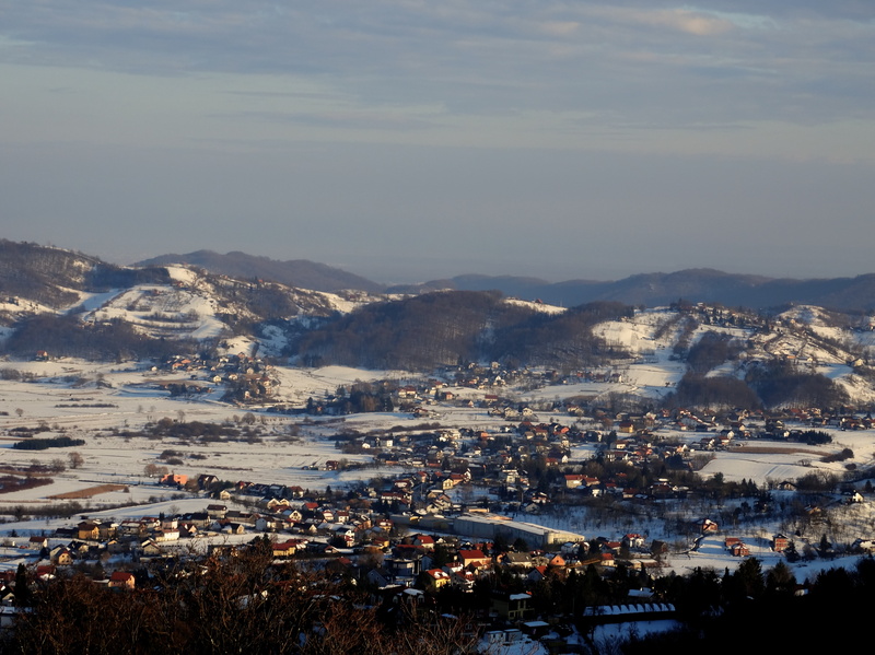 outdoors, samobor, crowd, croatia, postcard, town, blue, city, panoramic, day, architecture, mountain, built structure, cloud - sky, nature, environment