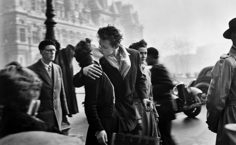 old, day, city, Photography, building exterior, standing, grayscale, group, built structure, Kiss, people, Vintage, 2K, men, lifestyles, kissing, motion
