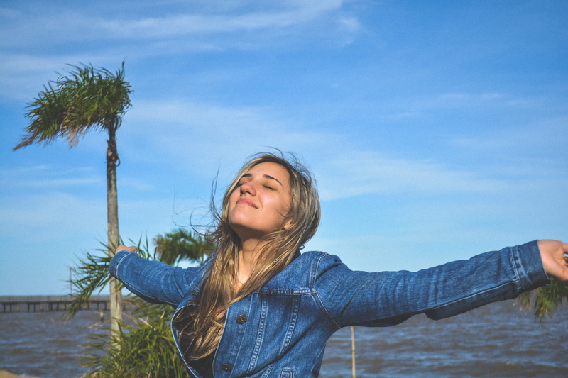 body, blue, long hair, arms, 5K, child, girl, happiness, arm, green, body part, human arm, woman, nature, smile, hairstyle, button, portrait, arms raised