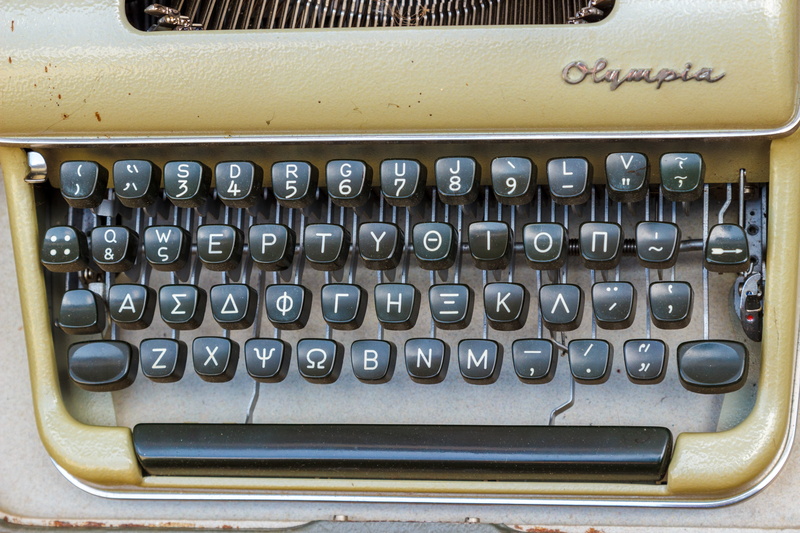 typewriter, retro Styled, typing, western script, machinery, push button, still life, no people, obsolete, high angle view, communication, flea market