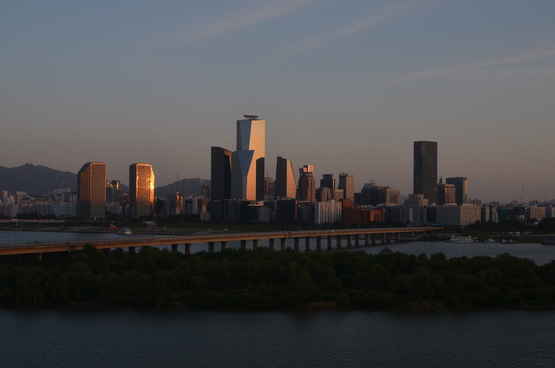 waterfront, 2K, residential district, building exterior, architecture, office building exterior, landscape, river, tall - high, water, outdoors, urban skyline
