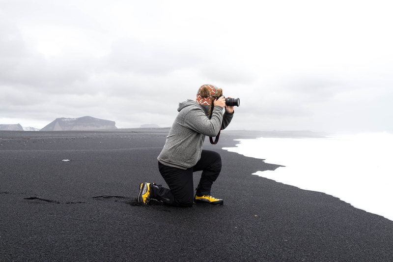 man, grey, sea, shore, sand, hoodie, copy space, camera, beach, activity, guy, hat, one person, camera - photographic equipment, 5K, photographer, photography themes