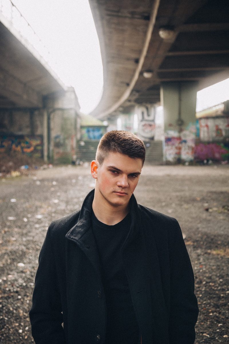 standing, city, focus on foreground, fashion, warm clothing, one person, fashion photography, long sleeve, clothing, leisure activity, man, street, daytime