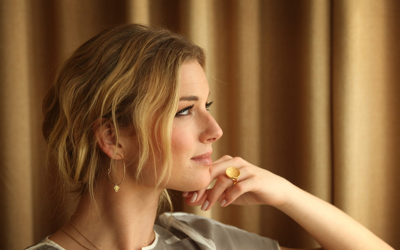 women, curtain, luxury, beautiful woman, headshot, jewelry, emily vancamp, wealth, adult, looking, hand, young adult, beauty, high society, 2K, indoors