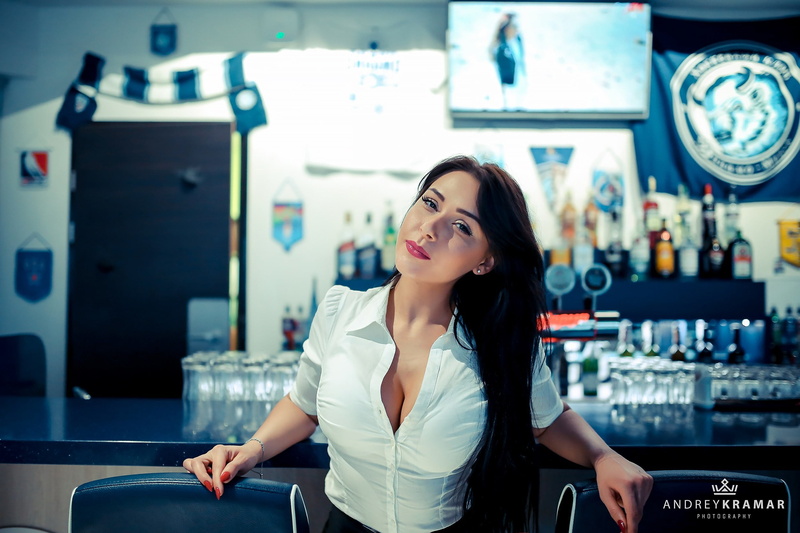 real people, painted nails, smiling, short, beauty, focus on foreground, cleavage, lifestyles, hair, black hair, beautiful woman, 1080P, shirt, casual clothing