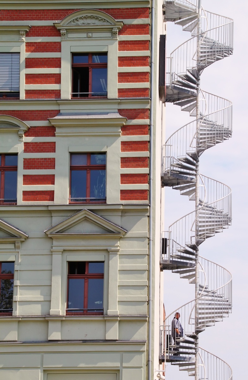 gradually, fire escape, pattern, architecture, emergence, snail, facade, residential district, home, balcony, 2K, built structure, low angle view, staircase