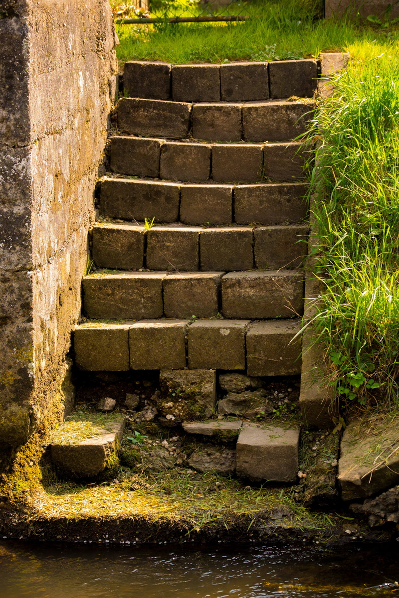 water, emergence, upward, history, flowing water, gradually, outdoors, architecture, brick, rise, sunlight, plant, built structure, grass, stone steps