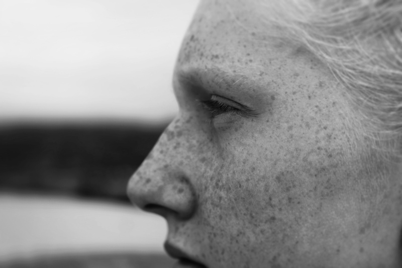 side view, looking away, portrait, eye, belleza, blonde, blanco y negro, contemplation, day, one person, human body part, freckle, focus on foreground
