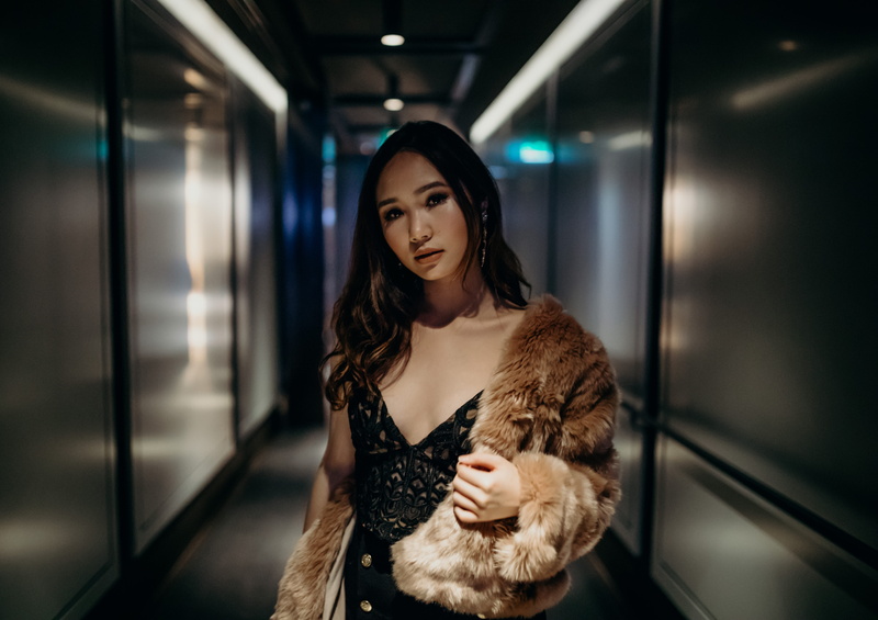 waist up, girlfriend, fur coat, long hair, brown hair, beautiful people, hair, young women, retrato, hairstyle, hallway, reflection, fur, warm clothing