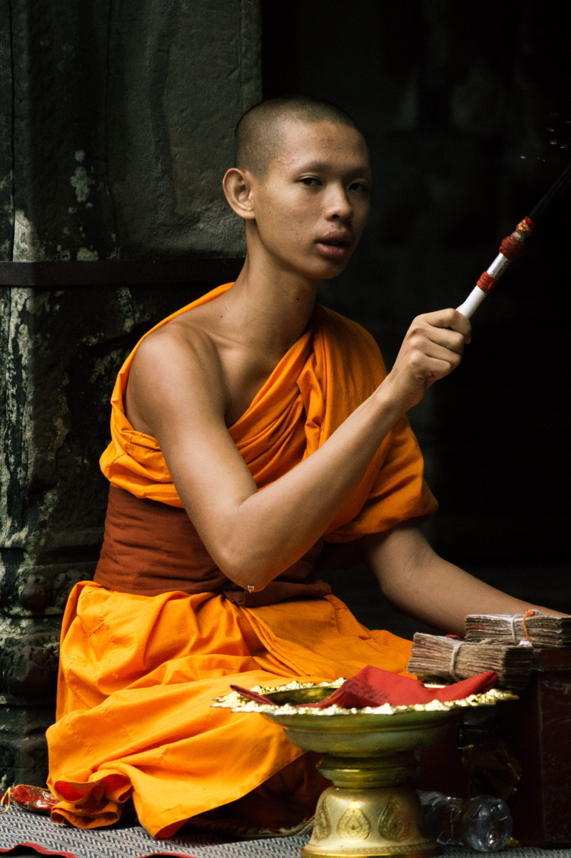 portrait, 5K, young adult, monje tibetano, orange, religion, belief, asian, asia, paint brush, chico, retrato, indoors, man, brown, top, monch, standing