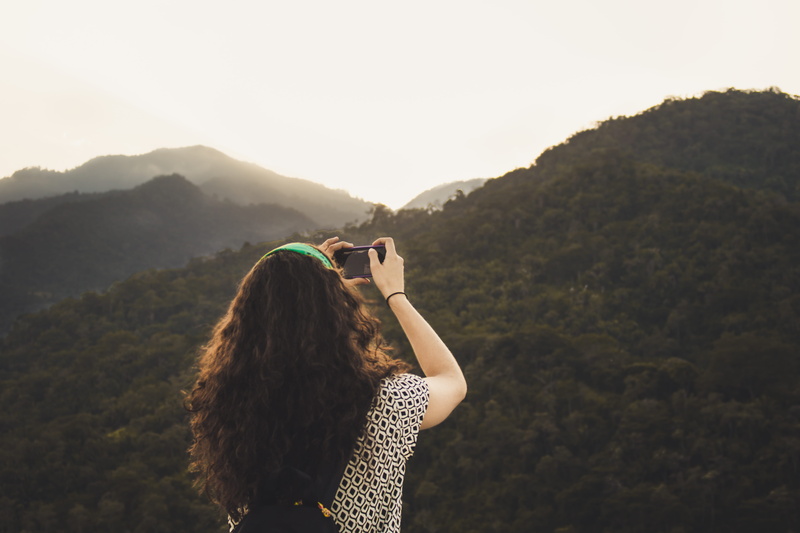 real people, mountain range, mountain, one person, girl, standing, activity, hair, nature, hairstyle, photographing, sky, woman, lifestyles, retrato, portrait