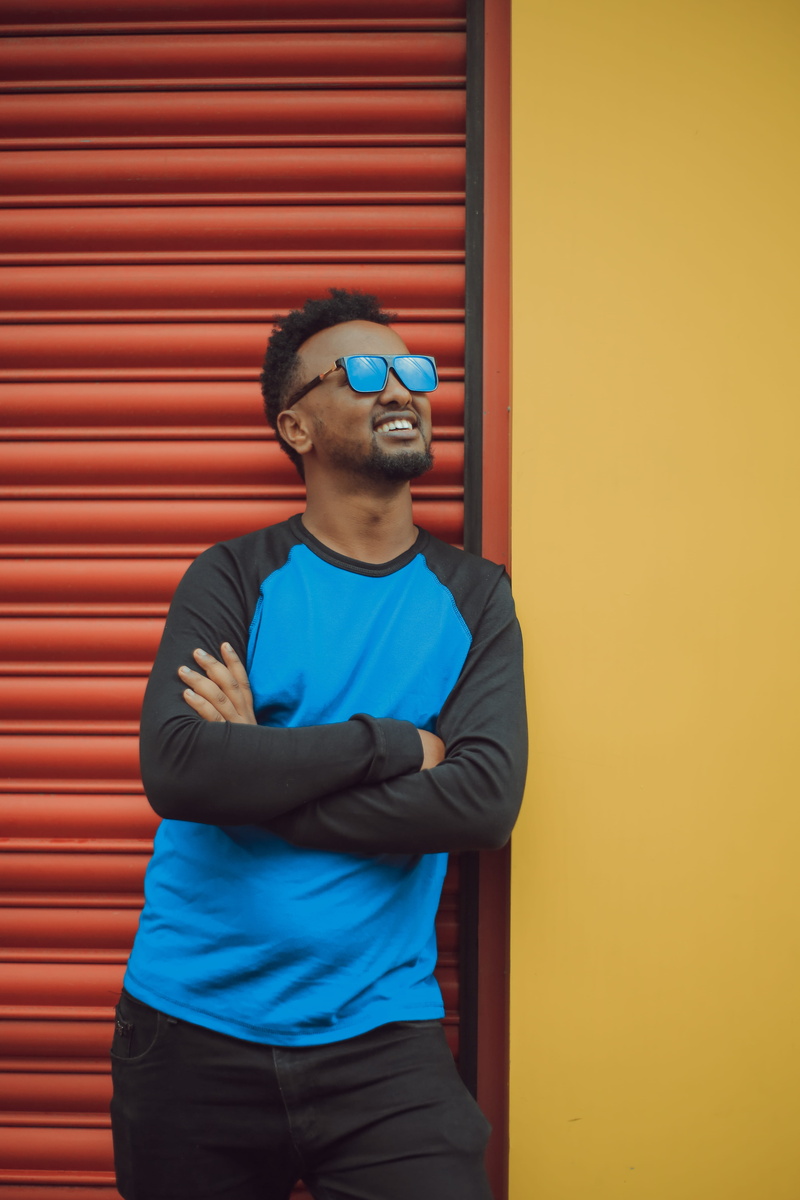 roller, 5K, red, human Face, cheerful, wall, young Adult, happiness, smiling, near, sunglasses, gafa, casual Clothing, blue, yellow, modern, urban Scene