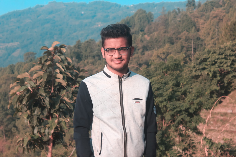 casual clothing, man, mountain, male, 5K, real people, chico, tree, top, leisure activity, waist up, lifestyles, plant, one person, jacket, young adult