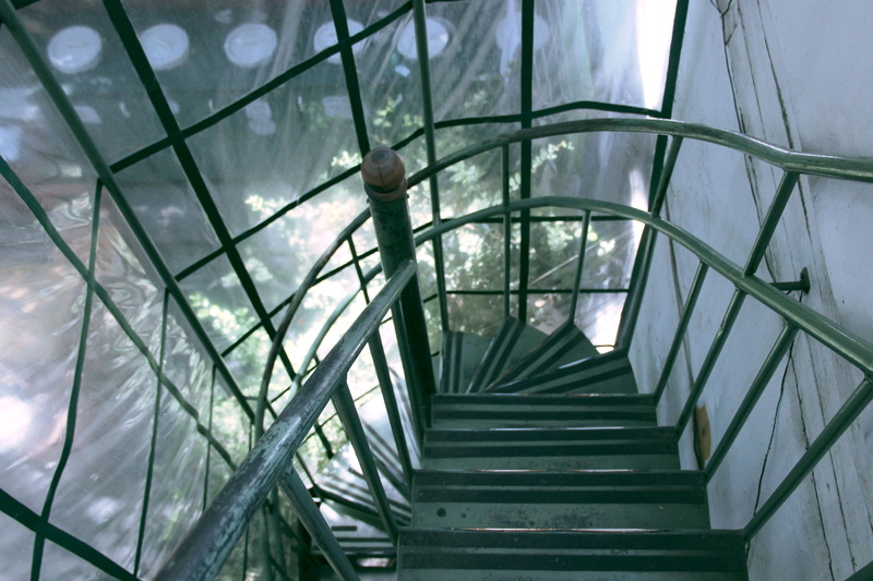 2K, glass - material, building, chile, steps and staircases, staircase, plant, spiral staircase, railing, built structure, spiral, indoors, modern, low angle view