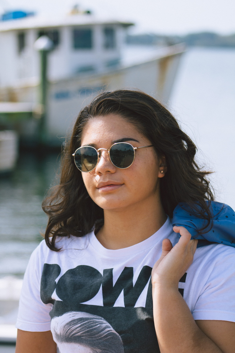 beautiful woman, clothing, focus on foreground, fishing boat, lifestyles, belleza, one person, photo, hairstyle, real people, posing, women, gafa, outdoors