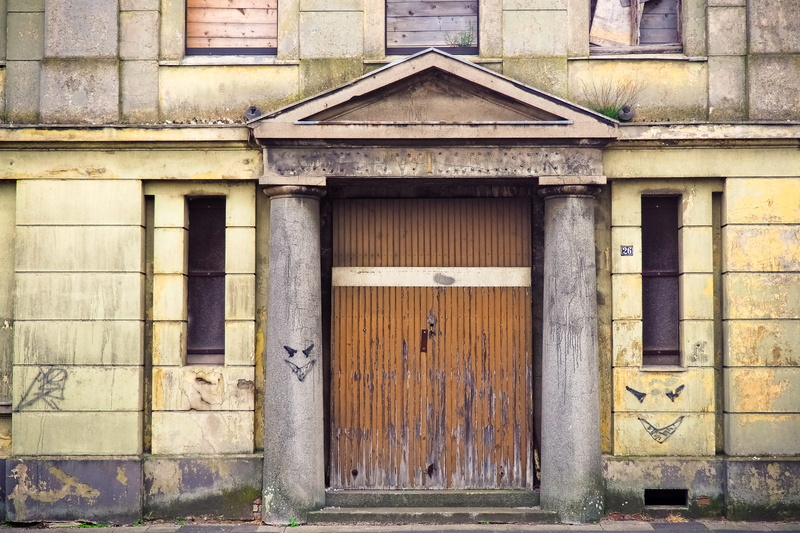 built structure, security, transience, entrance, outdoors, closed, exterior, wood - material, 4K, forget, gloomy, break up, building exterior, past, decay